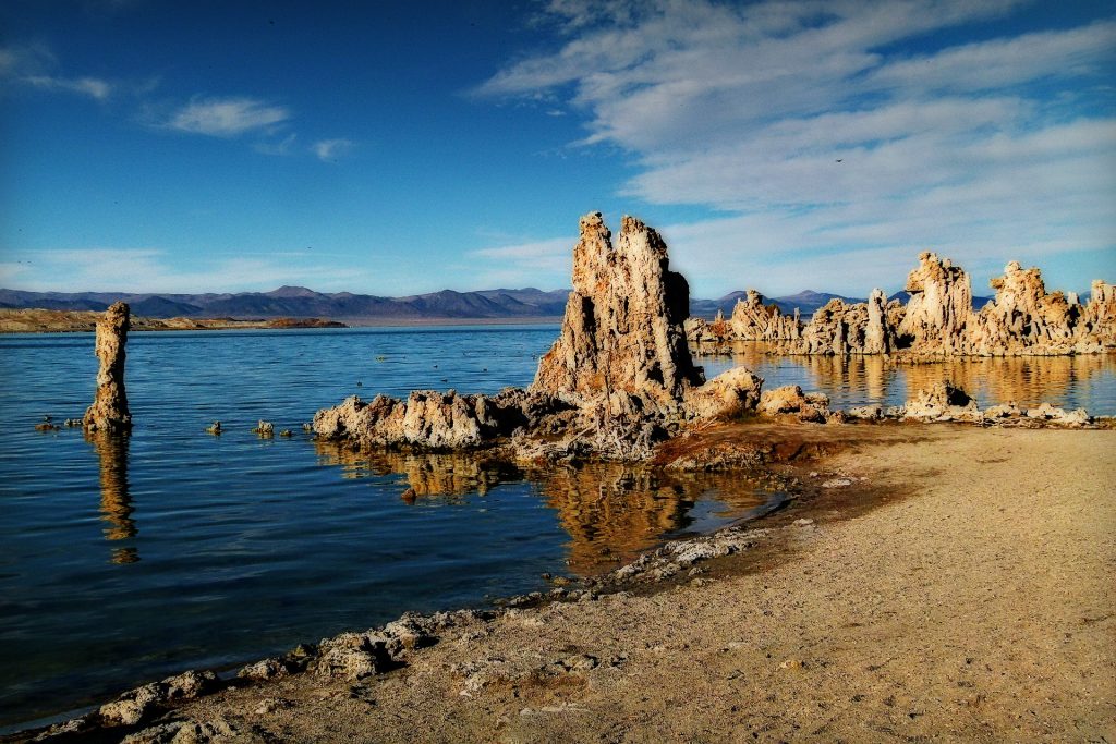 Image of California’s Mono Lake taken from the brown rocky shore 